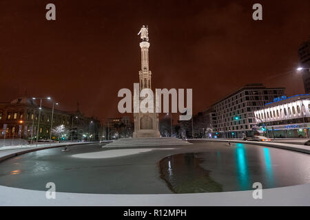 Denkmal von Christoph Kolumbus, Paseo de Recoletos und Paseo de la Castellana von Schnee bedeckt. Madrid, Spanien Stockfoto