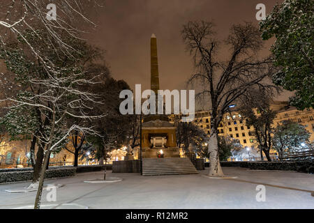 Obelisk, Monumento a los Caídos por España in der Nacht mit Schnee auf der Plaza de la Lealtad, Madrid, Spanien Stockfoto