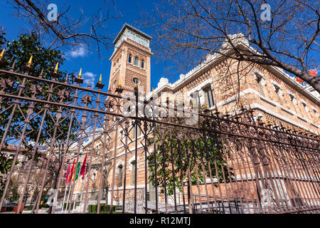 Aguirre Schule, Escuelas Aguirre), heute auch als Casa Árabe (Arabisch House) bekannt, ist eine bemerkenswerte Neo-Mudéjar Stil Gebäude, Madrid, Spanien Stockfoto