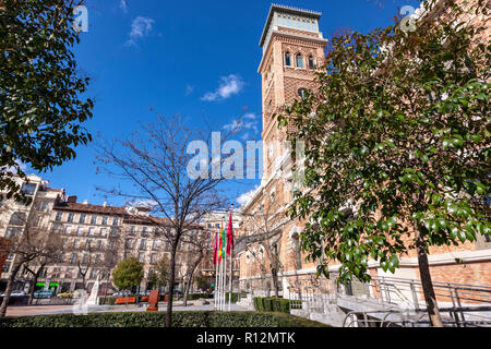 Aguirre Schule, Escuelas Aguirre), heute auch als Casa Árabe (Arabisch House) bekannt, ist eine bemerkenswerte Neo-Mudéjar Stil Gebäude, Madrid, Spanien Stockfoto