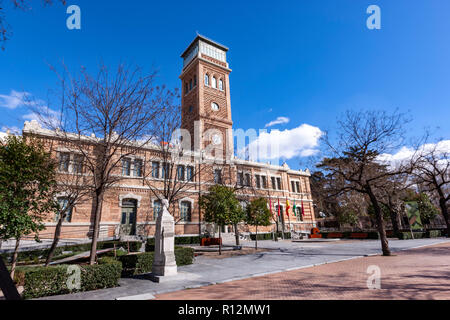 Aguirre Schule, Escuelas Aguirre), heute auch als Casa Árabe (Arabisch House) bekannt, ist eine bemerkenswerte Neo-Mudéjar Stil Gebäude, Madrid, Spanien Stockfoto