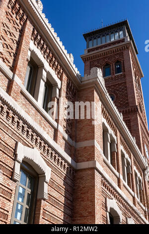 Aguirre Schule, Escuelas Aguirre), heute auch als Casa Árabe (Arabisch House) bekannt, ist eine bemerkenswerte Neo-Mudéjar Stil Gebäude, Madrid, Spanien Stockfoto