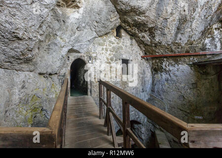 Innere Burg Predjama in die Grotte von Postojna, Slowenien Stockfoto