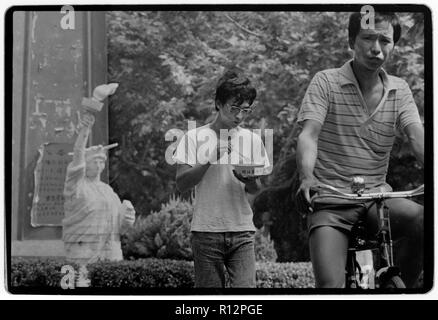 China Shanghai wenige Tage nach dem Massaker auf dem Platz des Himmlischen Friedens im Juni 1989. Scans im Jahr 2018 Studenten auf dem Campus der Universität Shanghai Protest und den Tod von Kommilitonen in Peking trauern. Stockfoto