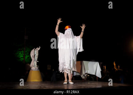 Merida, Cementerio General, Mexiko - 31. Oktober 2018: Frau mit Ghost Kostüm und skull Make-up Einführung der Prozession und Parade für Dia de los Stockfoto