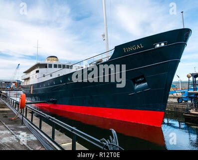 Leith, Edinburgh, Schottland, Großbritannien, 8. November 2018. Das schwimmende Hotel Royal Yacht Britannia zieht an die Festanlegestelle um: Das ehemalige Leuchtturmschiff MS Fingal wurde neu gestrichen und zum Alexandra Dock im historischen Hafen von Leith verlegt. Es wurde gerade renoviert, um es in ein Hotel mit 23 Zimmern zu verwandeln. Es werden Bauarbeiten zur Schaffung einer Eingangsstelle durchgeführt. Das 5-Sterne-Luxushotel wird im Januar 2019 eröffnet Stockfoto