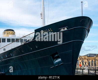 Leith, Edinburgh, Schottland, Großbritannien, 8. November 2018. Das schwimmende Hotel Royal Yacht Britannia zieht an die Festanlegestelle um: Das ehemalige Leuchtturmschiff MS Fingal wurde neu gestrichen und zum Alexandra Dock im historischen Hafen von Leith verlegt. Es wurde gerade renoviert, um es in ein Hotel mit 23 Zimmern zu verwandeln. Es werden Bauarbeiten zur Schaffung einer Eingangsstelle durchgeführt. Das 5-Sterne-Luxushotel wird im Januar 2019 eröffnet Stockfoto