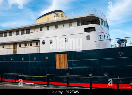 Leith, Edinburgh, Schottland, Großbritannien, 8. November 2018. Das schwimmende Hotel Royal Yacht Britannia zieht an die Festanlegestelle um: Das ehemalige Leuchtturmschiff MS Fingal wurde neu gestrichen und zum Alexandra Dock im historischen Hafen von Leith verlegt. Es wurde gerade renoviert, um es in ein Hotel mit 23 Zimmern zu verwandeln. Es werden Bauarbeiten zur Schaffung einer Eingangsstelle durchgeführt. Das 5-Sterne-Luxushotel wird im Januar 2019 eröffnet Stockfoto