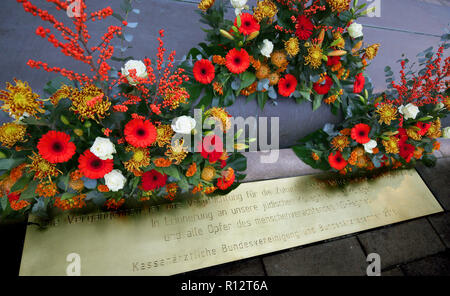 Berlin, Deutschland. 08 Nov, 2018. Blumen und eine Gedenktafel kann vor der Bundesverband der Gesetzlichen Krankenkassen Ärzte zu Beginn der Trauerfeier der Deutschen Ärzteschaft die Verfolgung der jüdischen Ärzte im Nationalsozialismus zu gedenken gesehen werden. Vor 80 Jahren, am 30. September 1938, jüdische Ärzte waren, denen die Lizenzen Medizin zu praktizieren. Quelle: Wolfgang Kumm/dpa/Alamy leben Nachrichten Stockfoto