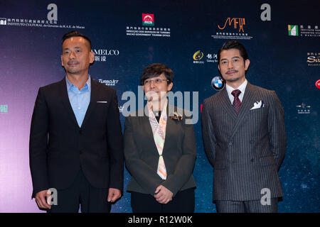 Macau, Macau SAR, China. 8 Nov, 2018. Talent Botschafter, Aaron Kwok (R) verbindet Produzent Alvin Chau (L) und künstlerischer Leiter des Festivals, Mike Goodridge das Programm für die 3. Internationale Film Festival und Auszeichnungen Macao, IFFAM zu starten. Diese Jahre in Übersee talent Botschafter wird Nicholas Cage. Maria Helena de Senna Fernandes (M) von der Macau Government Tourist Office begrüßt die Gäste. Credit: Jayne Russell/ZUMA Draht/Alamy leben Nachrichten Stockfoto