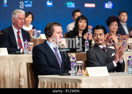 Macau, Macau SAR, China. 8 Nov, 2018. Talent Botschafter, Aaron Kwok (R) verbindet Produzent Alvin Chau und künstlerischer Leiter des Festivals, Mike Goodridge (L) das Programm für die 3. Internationale Film Festival und Auszeichnungen Macau zu starten. Diese Jahre in Übersee talent Botschafter Nicholas Cage. Credit: Jayne Russell/ZUMA Draht/Alamy leben Nachrichten Stockfoto