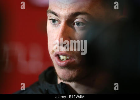 Cardiff, Wales, UK. 8. November 2018. Adam Bart von Wales spricht mit der Presse, die in Wales Rugby Team Ankündigung Pressekonferenz im Vale Resort Hensol, in der Nähe von Cardiff, South Wales am Donnerstag, den 8. November 2018. Das Team bereitet sich auf den Herbst internationale Reihe gegen Australien dieses Wochenende. pic von Andrew Obstgarten/Alamy leben Nachrichten Stockfoto