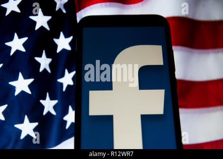 Krakau, Polen. 8 Nov, 2018. Facebook Logo ist auf ein Android mobile Gerät mit USA-Flagge auf dem Hintergrund gesehen. Credit: Omar Marques/SOPA Images/ZUMA Draht/Alamy leben Nachrichten Stockfoto