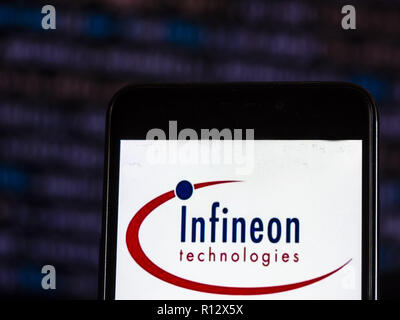 November 8, 2018 - Kiew, Ukraine - Infineon Technologies Semiconductor Manufacturing Company Logo auf dem Smartphone angezeigt. Die Infineon Technologies AG ist ein deutscher Halbleiterhersteller. Zum 30. September 2016, Infineon hatte 36,299 Mitarbeiter weltweit. (Bild: © Igor Golovniov/SOPA Bilder über ZUMA Draht) Stockfoto