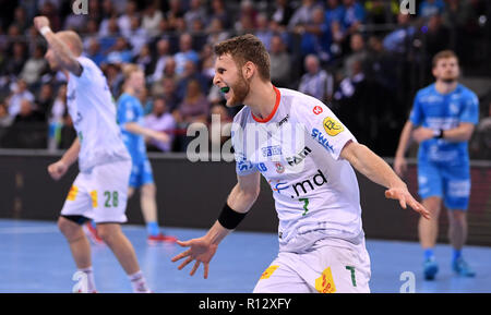 Stuttgart, Deutschland. 08 Nov, 2018. Handball: Bundesliga, TVB Stuttgart - SC Magdeburg, 12. Spieltag in der Porsche Arena. Die Magdeburger Justus Max Kluge Beifall für ein Ziel. Credit: Marijan Murat/dpa/Alamy leben Nachrichten Stockfoto