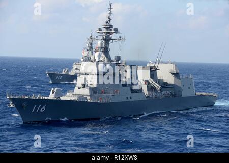 Philippinischen Meer. 8. November 2018. Japan Maritime Verteidigung-kraft Zerstörer Fuyuzuki JS und JS Takanami, front, sind in der Ausbildung mit anderen Schiffe der US-Marine und Japan Maritime Verteidigung-kraft unterwegs Während scharfes Schwert 2019 November 8, 2018 im philippinischen Meer. Credit: Planetpix/Alamy leben Nachrichten Stockfoto