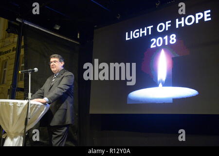 Wien, Österreich. 08. November 2018. Im Gedenkjahr 2018 stehen die Erinnerungen an die Ereignisse der Shoah im Vordergrund der jüdischen Gemeinschaft Wien. Mit dem gedenkmarsch wird die Jugendkommission der jüdischen Gemeinde Wien am 8. November ein Licht der Hoffnung für die Zukunft aufmachen und den November-Pogromen gedenken. Das Bild zeigt Oskar Deutsch, Präsident der jüdischen Gemeinde Wien. Kredit: Franz Perc / Alamy Stockfoto