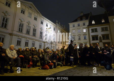 Wien, Österreich. 08. November 2018. Im Gedenkjahr 2018 stehen die Erinnerungen an die Ereignisse der Shoah im Vordergrund der jüdischen Gemeinschaft Wien. Mit dem gedenkmarsch wird die Jugendkommission der jüdischen Gemeinde Wien am 8. November ein Licht der Hoffnung für die Zukunft aufmachen und den November-Pogromen gedenken. Das Bild zeigt die letzte Veranstaltung am Judenplatz. Kredit: Franz Perc / Alamy Live News Stockfoto