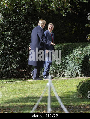 Washington, District of Columbia, USA. 8 Nov, 2018. Präsidenten der Vereinigten Staaten Donald J. Trumpf und US-Senator Lindsey Graham (Republikaner von South Carolina) sind in der Diskussion auf dem Südrasen des Weißen Hauses in Washington, DC, nach ihrer Rückkehr aus den Obersten Gerichtshof der USA. Credit: Ron Sachs/CNP/ZUMA Draht/Alamy leben Nachrichten Stockfoto