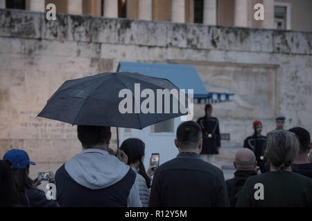 November 8, 2018 - Athen, Griechenland - ein Mann gesehen, einen Regenschirm in der Mitte von Athen an einem regnerischen Tag. (Bild: © Nikolas Joao Kokovlis/SOPA Bilder über ZUMA Draht) Stockfoto