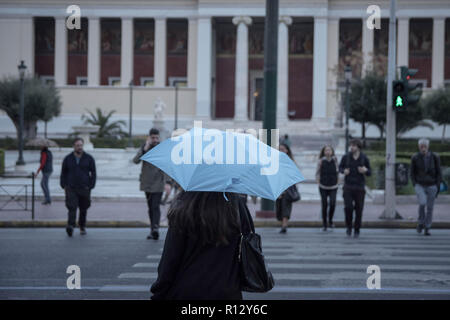 November 8, 2018 - Athen, Griechenland - eine Frau gesehen, die einen Regenschirm in der Mitte von Athen an einem regnerischen Tag. (Bild: © Nikolas Joao Kokovlis/SOPA Bilder über ZUMA Draht) Stockfoto