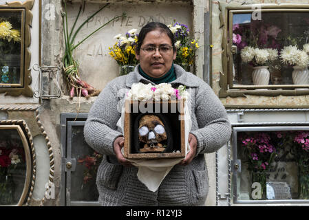 La Paz, Bolivien. 08 Nov, 2018. Eine Frau hält den Schädel eines Verwandten in einem Friedhof als Teil des öffentlichen Festival 'Las Nanitas'. Bolivianer dekorieren Schädel auf diesem Festival. Sie sind von guten Taten und Wunder vorgeworfen. Credit: Marcelo Perez del Carpio/dpa/Alamy leben Nachrichten Stockfoto