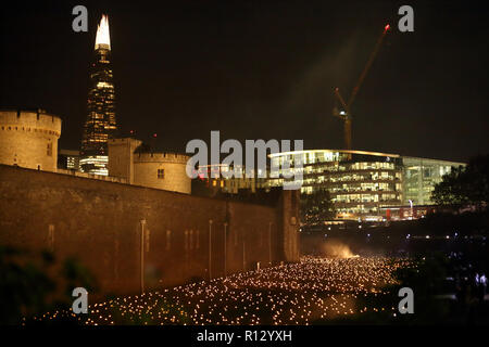 Tower of London, London, Großbritannien. 8. November 2018. Der Wassergraben, in dem sich der Tower von London ist mit Tausenden von einzelnen Flammen, die das Leben der Gefallenen bewaffneten Service Mitglieder vertreten. Die Installation über die Vertiefung Schatten: Der Turm erinnert sich genannt. 2018 100 Jahre seit dem Ende des Ersten Weltkriegs 1914-1918. Über die Vertiefung der Schatten: Der Turm erinnert, Tower of London, London, 8. November 2018. Credit: Paul Marriott/Alamy leben Nachrichten Stockfoto