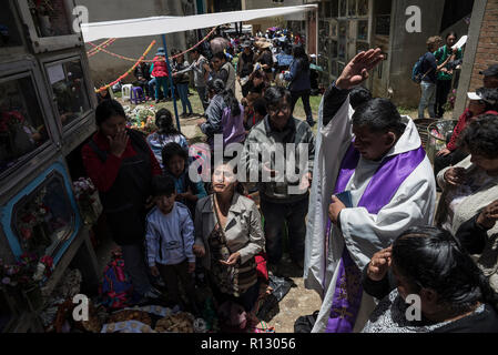 La Paz, Bolivien. 08 Nov, 2018. Ein Priester segnet menschlichen Schädeln auf dem Friedhof von La Paz als Teil der beliebten Festival 'Las Natitas" eingerichtet. Bolivianer dekorieren menschlichen Schädeln auf dem Festival. Sie sind von guten Taten und Wunder vorgeworfen. Credit: Marcelo Perez del Carpio/dpa/Alamy leben Nachrichten Stockfoto