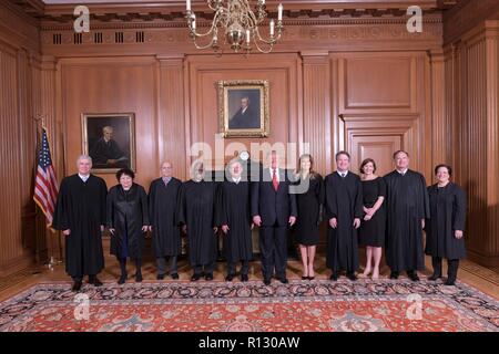 Washington DC, USA. 8. November 2018. Us-Präsident Donald Trump und First Lady Melania Trump steht für ein Foto mit Richter des Supreme Court in der Gerechtigkeit Konferenzraum vor der Ordensverleihung November 8, 2018 in Washington, DC. Von links: Associate Justices Neil Gorsuch, Sonia Sotomayor, Stephen Breyer, Clarence Thomas, Chief Justice John Roberts, Präsident Donald Trump, erste Dame Melania Trump, Associate Justice Brett Kavanaugh, Ashley Kavanaugh, und Associate Justices Samuel Alito, und Elena Kagan. Credit: Planetpix/Alamy leben Nachrichten Stockfoto