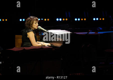 Los Angeles, CA, USA. 07 Nov, 2018. Norah Jones führt bei "Joni75: Ein Geburtstag Feier Live Im Dorothy Chandler Pavilion' am 07. November 2018 in Los Angeles CA. Credit: cra Sh/Image Space/Medien Punch/Alamy leben Nachrichten Stockfoto