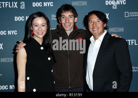 New York, NY, USA. 8 Nov, 2018. Elizabeth Chai Vasarhelyi, Gast, Jimmy Chin in der Ankunftshalle für das 5. jährliche DOC NYC Visionäre Tribut Mittagessen, die Edison Ballroom, New York, NY, 8. November 2018. Quelle: Steve Mack/Everett Collection/Alamy leben Nachrichten Stockfoto