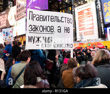 New York, USA. 8. November 2018. Rallye Robert Mueller-Untersuchung am Times Square in New York City, New York, gehalten am 8. November 2018 zu unterstützen. Quelle: Michael Brochstein/Alamy leben Nachrichten Stockfoto