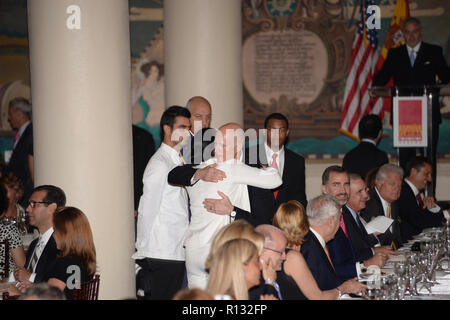 MIAMI, FL - NOVEMBER 18: Prinz Felipe von Spanien und Prinzessin Letizia von Spanien überreicht Dr. Eduardo J. Padron am 18. November 2013 im National Historic Landmark Freedom Tower des Miami Dade College (MDC) den Preis zum 500. Jahrestag des Juan Ponce de Leon. Personen: Gouverneur Rick Scott Stockfoto