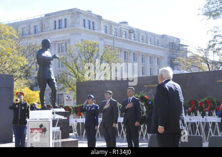 Washington, USA. 8 Nov, 2018. Die Teilnehmer eine Hommage an die US-amerikanischen National World War ein Memorial in Washington Nov. 8, 2018 Während seiner Einweihung Weg treten bundesweit Veranstaltungen zum 100. Jahrestag des Endes des Ersten Weltkriegs. Credit: Xu Jianmei/Xinhua/Alamy leben Nachrichten Stockfoto