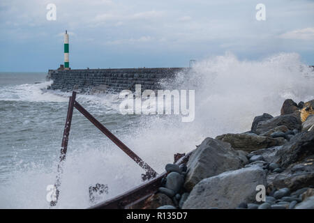 Aberystwyth Wales UK, 9. Nov 2018. UK Wetter: Am Morgen High Tide, riesige Wellen brechen gegen das Meer Wände in Aberystwyth, da das Wetter wieder nass und windig. Das Met Office haben eine gelbe Warnmeldung für starken Wind, starker Regen und die Wahrscheinlichkeit, dass der Fluss- und Küstengebieten für große Teile von South Wales und dem Westen des Landes heute Photo credit Keith Morris/Alamy Live Neuigkeiten Stockfoto