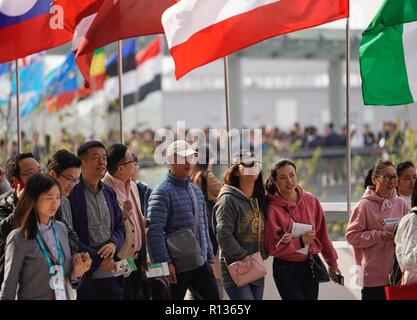 Shanghai, China. 9 Nov, 2018. Betritt der Besucher den Ort des ersten China International Import Expo (CIIE) in Shanghai, China, November 9, 2018. Die ciie geöffnet, Besucher von 9. November bis 10. November zu gruppieren. Quelle: Xing Guangli/Xinhua/Alamy leben Nachrichten Stockfoto