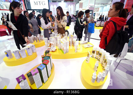 Shanghai, China. 9 Nov, 2018. Besucher erfahren Sie mehr über pet-Produkte bei der ersten China International Import Expo (CIIE) in Shanghai, China, November 9, 2018. Die ciie geöffnet, Besucher von 9. November bis 10. November zu gruppieren. Credit: Han Yuqing/Xinhua/Alamy leben Nachrichten Stockfoto