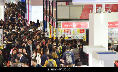 Shanghai, China. 9 Nov, 2018. Menschen besuchen die ersten China International Import Expo (CIIE) in Shanghai, China, November 9, 2018. Die ciie geöffnet, Besucher von 9. November bis 10. November zu gruppieren. Credit: Han Yuqing/Xinhua/Alamy leben Nachrichten Stockfoto