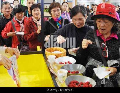 Shanghai, China. 9 Nov, 2018. Besucher Line up berry Samplings während der ersten China International Import Expo (CIIE) in Shanghai, China, November 9, 2018 zu verkosten. Die ciie geöffnet, Besucher von 9. November bis 10. November zu gruppieren. Credit: Bi Xiaoyang/Xinhua/Alamy leben Nachrichten Stockfoto