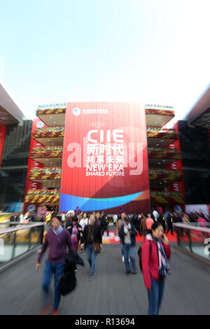 Shanghai, China. 9 Nov, 2018. Besucher am Schauplatz der ersten China International Import Expo (CIIE) in Shanghai, China, November 9, 2018. Die ciie geöffnet, Besucher von 9. November bis 10. November zu gruppieren. Credit: Zhang Jiayang/Xinhua/Alamy leben Nachrichten Stockfoto