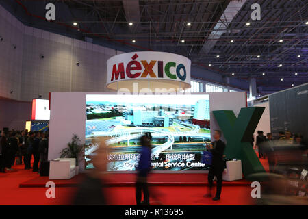 Shanghai, China. 9 Nov, 2018. Besucher vorbei an den Stand von Mexiko an der ersten China International Import Expo (CIIE) in Shanghai, China, November 9, 2018. Die ciie geöffnet, Besucher von 9. November bis 10. November zu gruppieren. Credit: Zhang Jiayang/Xinhua/Alamy leben Nachrichten Stockfoto