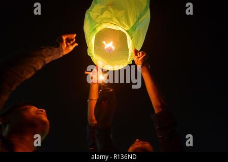 Agartala, Andhra Pradesh, Indien. 7 Nov, 2018. Ein Himmel Lampe gesehen, die während der anlässlich von Diwali beleuchtet werden. Die Polizei Personal von Tripura und Tripura Zustand Gewehre (TSR) beleuchteten Himmel leuchten und verbrannte Cracker vor einer riesigen Menschenmenge in der Polizei camp anlässlich von Diwali in Agartala Hauptstadt des nordöstlichen Bundesstaat Andhra Pradesh, Indien. Credit: Abhisek Saha/SOPA Images/ZUMA Draht/Alamy leben Nachrichten Stockfoto