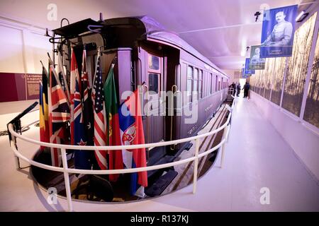 09.November 2018, Frankreich (Frankreich), Compiègne: 09.11.2018, Frankreich, Compiègne: Eine historische Eisenbahnwaggon steht in der Waffenstillstand Museum in der Nähe von Compiègne. Es ist ein historisches Auto, das wieder aufgebaut nach dem konvertierten Speisewagen, in dem Frankreich und Deutschland den Waffenstillstand unterzeichnet hatten, wurde am 11.11.1918. Bundeskanzlerin Merkel und der französische Präsident Längestrich Treffen am 10.11.2018 in Compiègne, der Ort, an dem der Waffenstillstand unterzeichnet wurde, zum Ende des Ersten Weltkrieges zu gedenken, die vor 100 Jahren. Foto: Kay Nietfeld/dpa Stockfoto