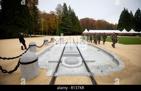 09.November 2018, Frankreich (Frankreich), Compiègne: 09.11.2018, Frankreich, Compiègne: Französische Sicherheitskräfte durch eine Lichtung in der Nähe von Compiègne, wo der Waffenstillstand am 11.11.1918 in einem Eisenbahnwaggon unterzeichnet wurde. Bundeskanzlerin Merkel und der französische Präsident Längestrich Treffen am 10.11.2018 in Compiègne, der Ort, an dem der Waffenstillstand unterzeichnet wurde, zum Ende des Ersten Weltkrieges zu gedenken, die vor 100 Jahren. Foto: Kay Nietfeld/dpa Stockfoto