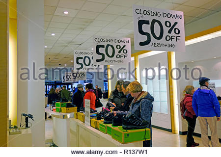 Edinburgh, Vereinigtes Königreich. 9. November 2018. House of Fraser Kaufhaus Schließung Verkauf 50 % Rabatt auf alles. Einsendeschluss für Shop 10. November 2018. Quelle: Craig Brown/Alamy Leben Nachrichten. Stockfoto