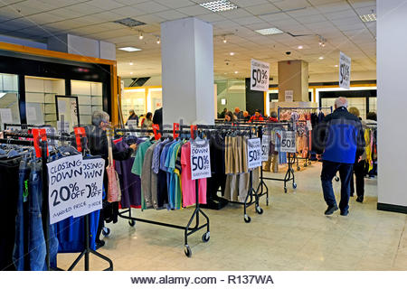 Edinburgh, Vereinigtes Königreich. 9. November 2018. House of Fraser Kaufhaus Schließung Verkauf 50 % Rabatt auf alles. Einsendeschluss für Shop 10. November 2018. Quelle: Craig Brown/Alamy Leben Nachrichten. Stockfoto