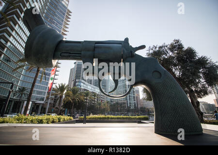 Beirut, Libanon. 9. November 2018. Eine große Skulptur in Zaitunay Bay Beirut eines Colt Python 357 Magnum Revolver mit seinen Lauf in einem Knoten und seine Schnauze gebunden wies auf den Himmel. Die Waffe Skulptur ist eine Kopie einer Skulptur des schwedischen Künstlers Carl Fredrik Reutersward, die außerhalb der Gebäude der Vereinten Nationen im Jahr 1988 installiert wurde nach seinem Freund John Lennon erschossen wurde und getötet Gutschrift erstellt: Amer ghazzal/Alamy leben Nachrichten Stockfoto