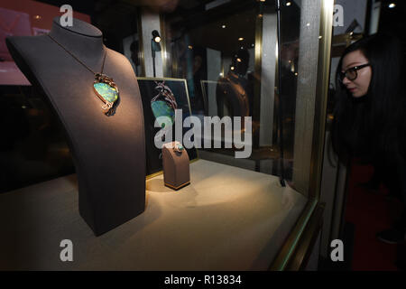 Shanghai, China. 9 Nov, 2018. Besucher anzeigen Schmuck an der Bekleidung, Accessoires & Konsumgüter bereich der ersten China International Import Expo (CIIE) in Shanghai, China, November 9, 2018. Credit: Han Yuqing/Xinhua/Alamy leben Nachrichten Stockfoto