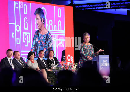 Madrid, Spanien. 9 Nov, 2018. MARGRETHE VESTAGER, der Europäische Kommissar für Wettbewerb, der durch den Kongress. Die Allianz der Liberalen und Demokraten für Europa (ALDE) ist eine europäische politische Partei hauptsächlich in der Europäischen Union, der sich aus 60 nationalen liberalen Parteien aus ganz Europa. Die 39 ALDE-Parteitag im Marriott Hotel Auditorium am Nov 9, 2018 in Madrid, Spanien Quelle: Jesus Hellin/ZUMA Draht/Alamy leben Nachrichten Stockfoto