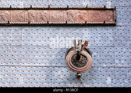 Bronze KLOPFER Details mit einem Drachen aus der Hintertür des La Lonja, die llotja de la Seda oder die La Lonja Seide Austausch Valencia, Spanien Stockfoto